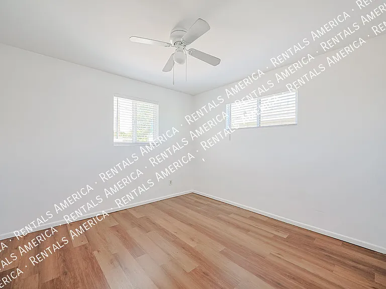 2114 W Myrtle Ave — Photo 12