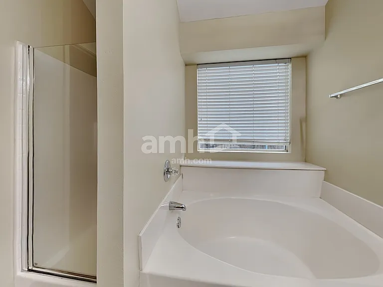 809 Dixon Ln — Photo 13