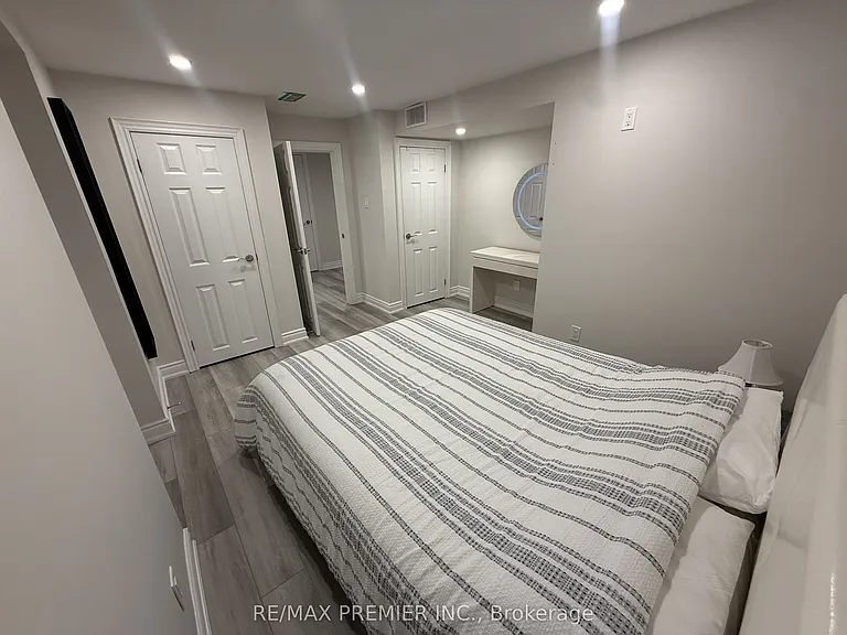 77 Largo Cres #LOWER — Photo 12
