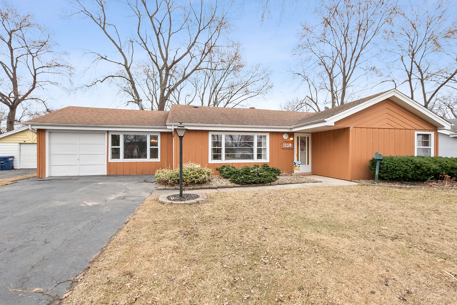 11519 S Neenah Ave photo 1