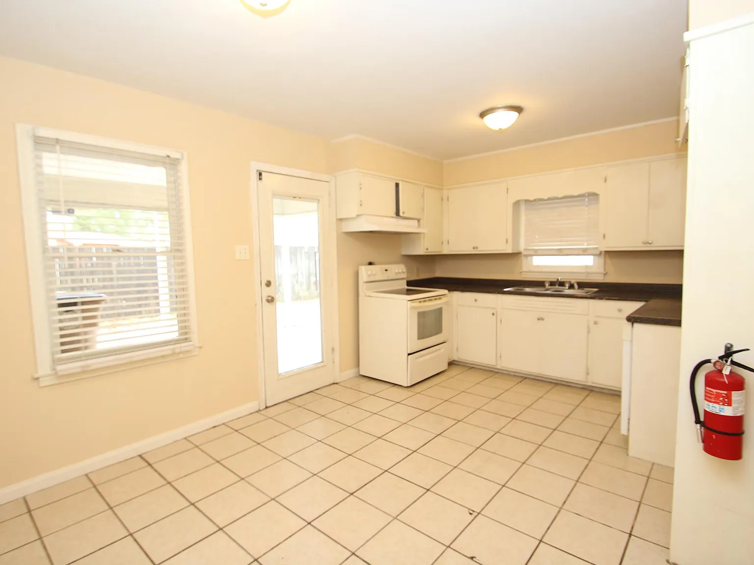 3 bed, 1.5 bath, 1100 sqft, $1,350 — Photo 2