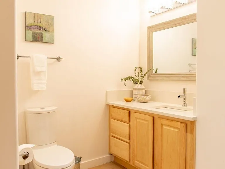 3204 "The Gordon" loft Downstairs Full bathroom has shower-tub.