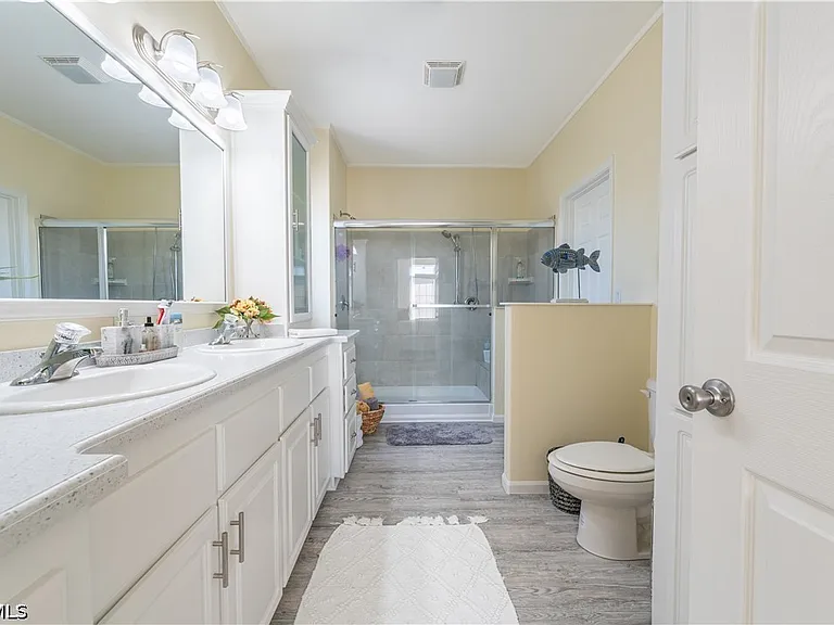 1084 E Anchor Ln — Photo 9