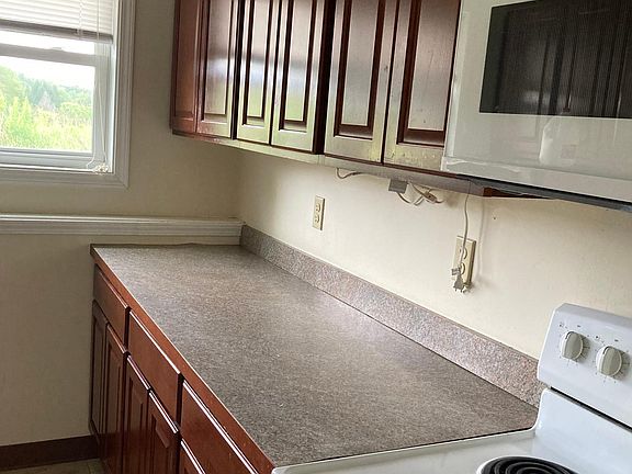 Spacious Mother-in Law suite I a country setting. One bedroom one bathroom, washer and dryer included. Large walk-in closet and storage.