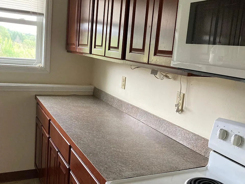 Spacious Mother-in Law suite I a country setting. One bedroom one bathroom, washer and dryer included. Large walk-in closet and storage.
