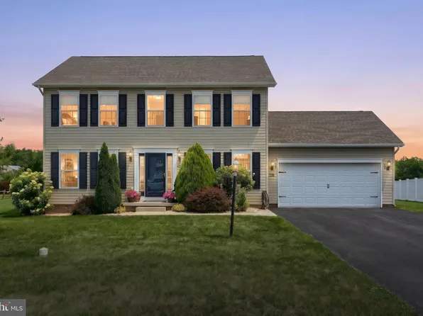 220 W Crest View Ln, Gettysburg, PA 17325