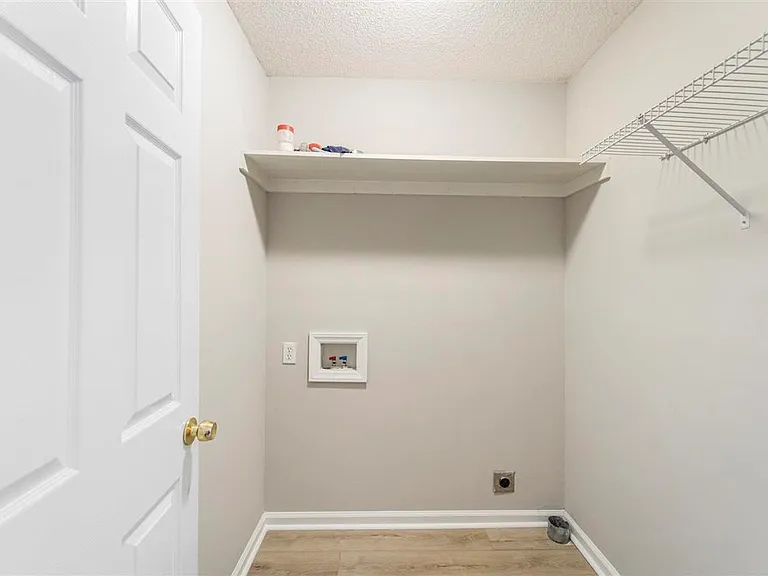 108 Lakeview Dr — Photo 4