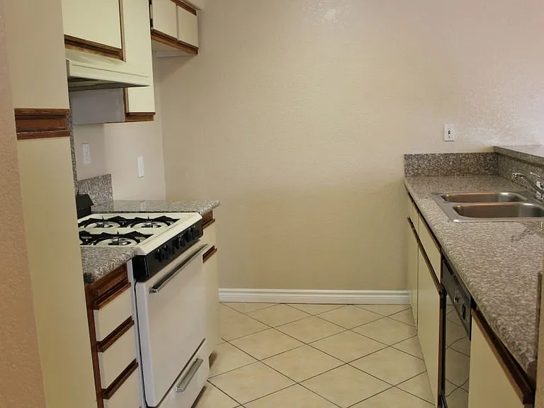 Alcantara Home Apts — Photo 45