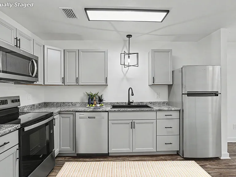 1889 Belle Vue Way #1 — Photo 4