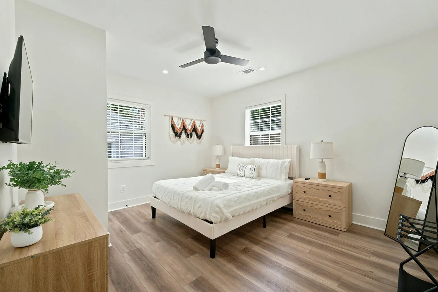 3 bed, 2.0 bath, $9,198 — Photo 4