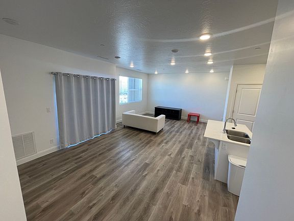 5th image of 5801 S Garnet Dr #2-201