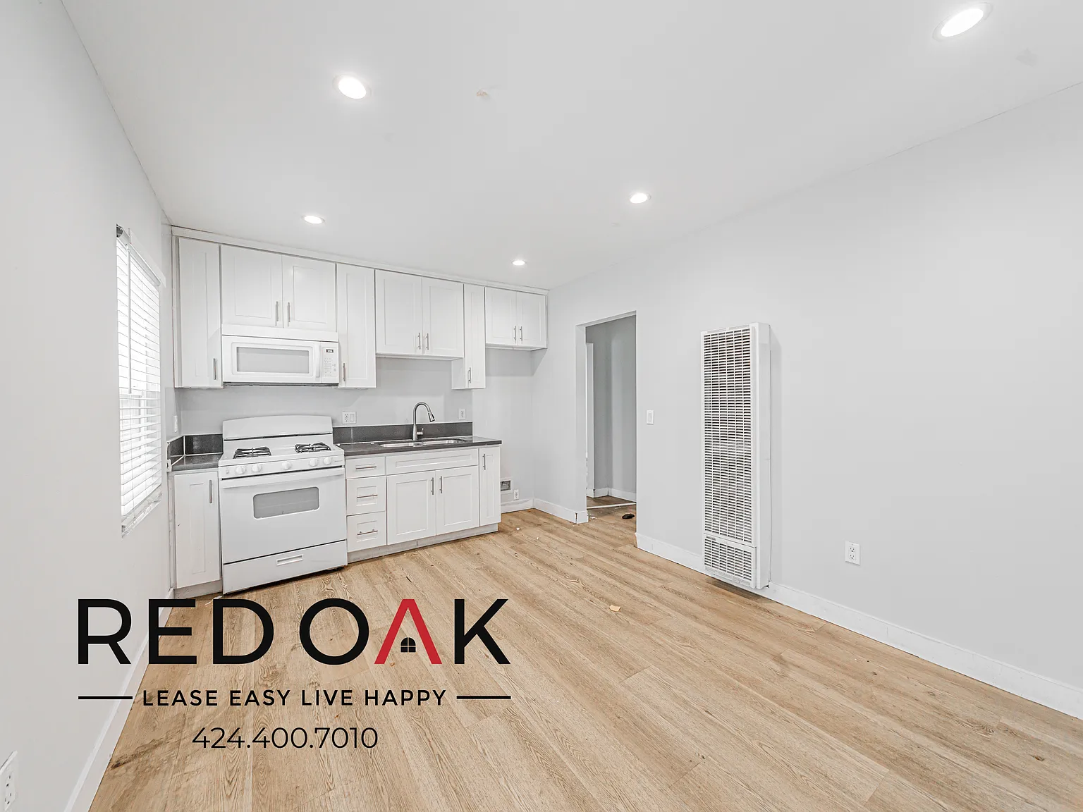 Brilliant Three Bedroom with Eat-In Kitchen and Laundry Hookups ~ In Hyde Park! — Photo 4