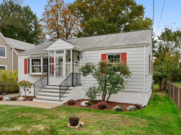 17 Meadow Dr, Cos Cob, CT 06807