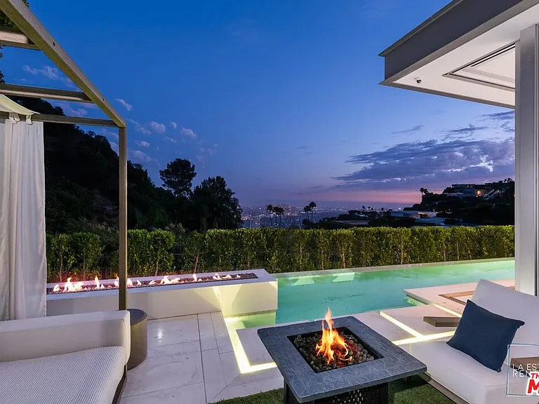 1814 N Doheny Dr — Photo 4