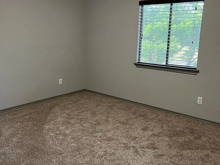 2500 Sierra Dr — Photo 8