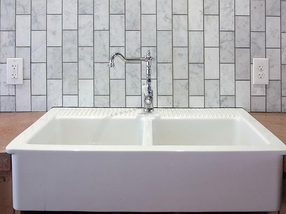 kitchen farmhouse sink, marble tile