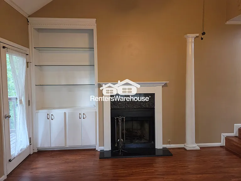 203 Ivy Green Ln — Photo 8