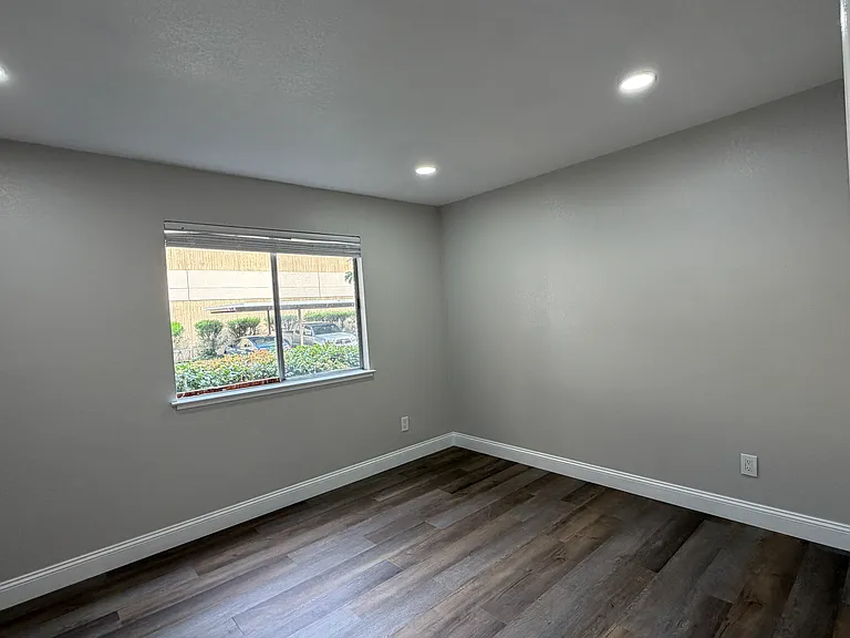 2396 Balme Dr — Photo 8