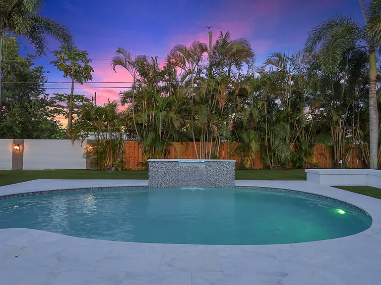 391 W Riverside Dr — Photo 13
