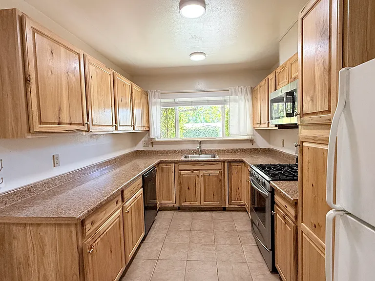 550 Highland Dr — Photo 8
