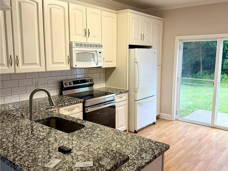 523 Kemmerer Ln — Photo 3