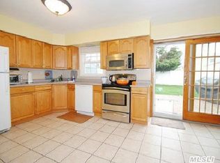 13 Blanche St, Plainview, NY 11803