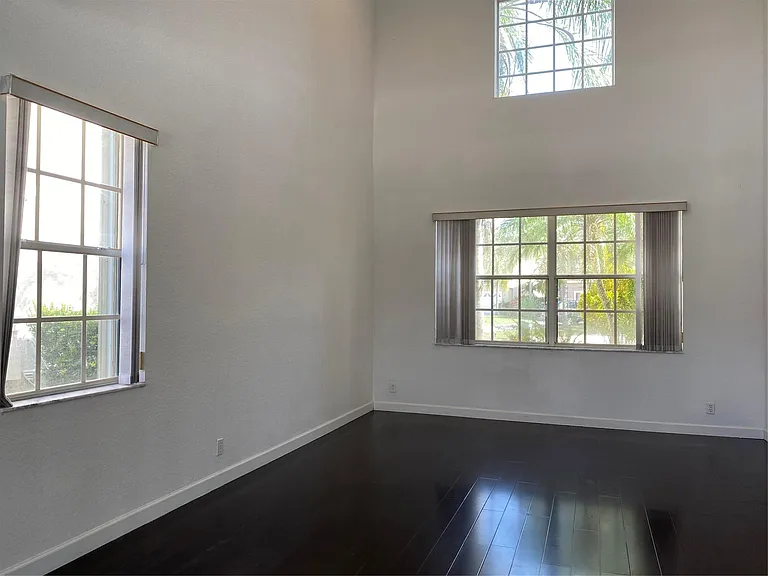 338 Cambridge Dr — Photo 3