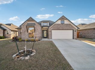5206 S Walnut Creek Dr, Sand Springs, OK 74063