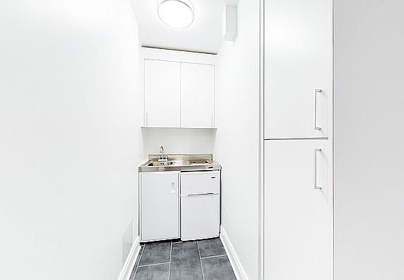 3rd image of 145 W 55th St #14BB