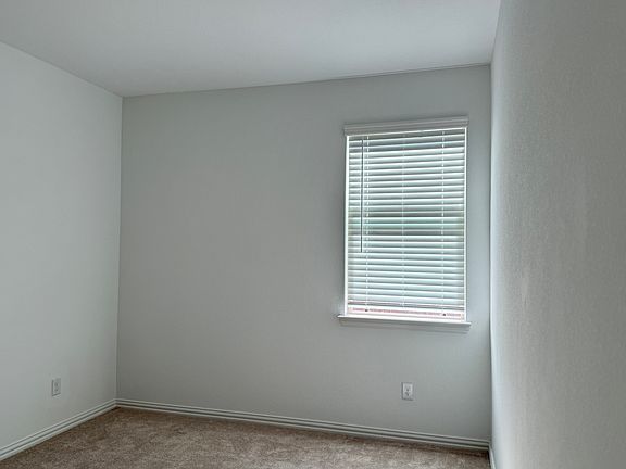 4th image of 410 Mahogany Ln #1