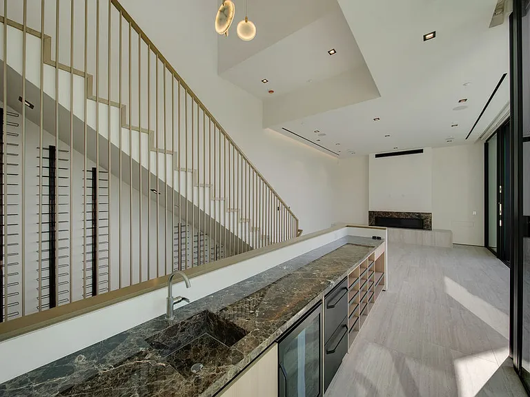 8765 Hollywood Blvd — Photo 36