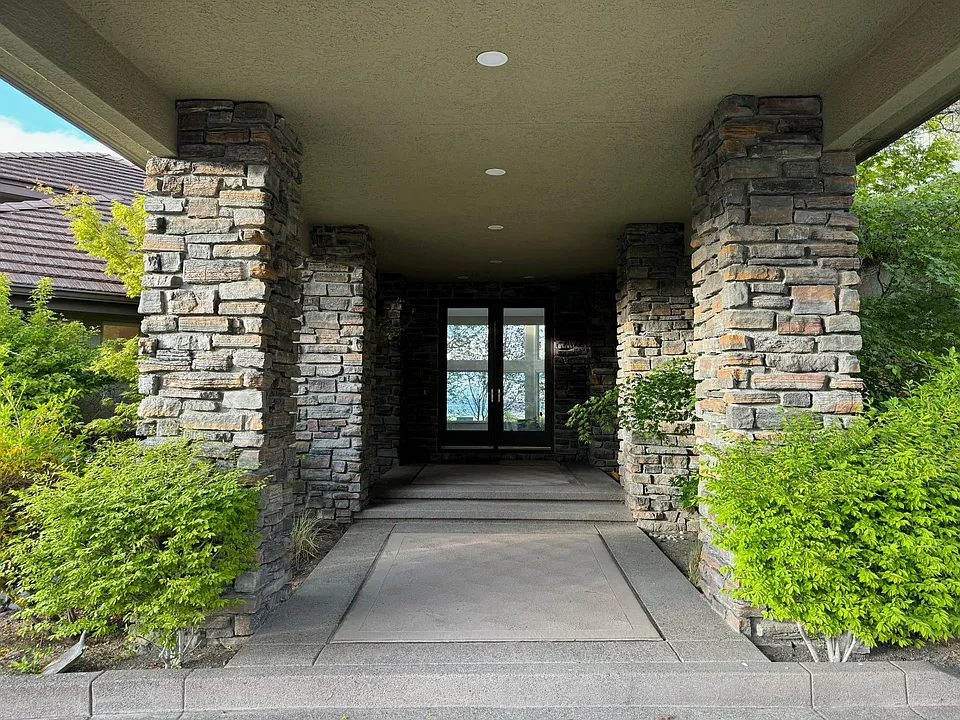 135 Hawken Rd