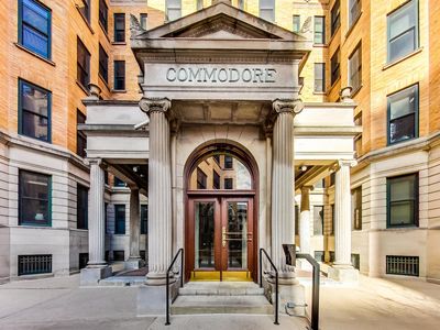 550 W Surf St APT 112, Chicago, IL, 60657