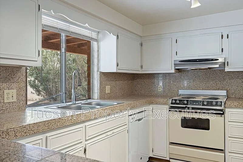 3 bed, 2.0 bath, 1705 sqft, $1,750 — Photo 2