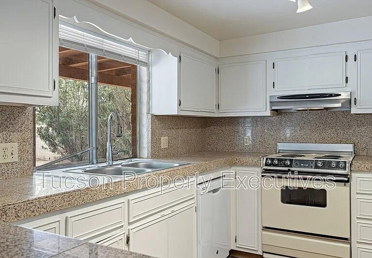 3534 N Palmer Dr — Photo 2