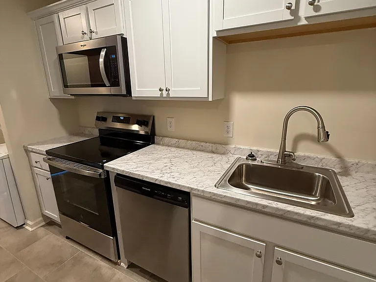586 Franklin St — Photo 7