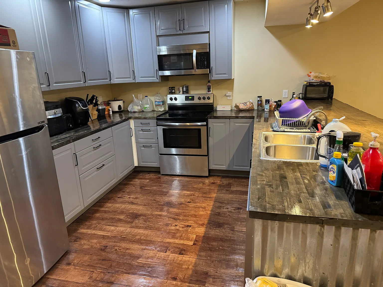 7 bed, 3.5 bath, 5000 sqft, $700 — Photo 2