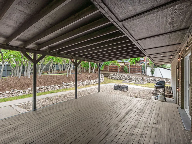 3395 E Larchmont Dr — Photo 5