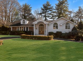 200 Hummingbird Dr, Roslyn, NY 11576