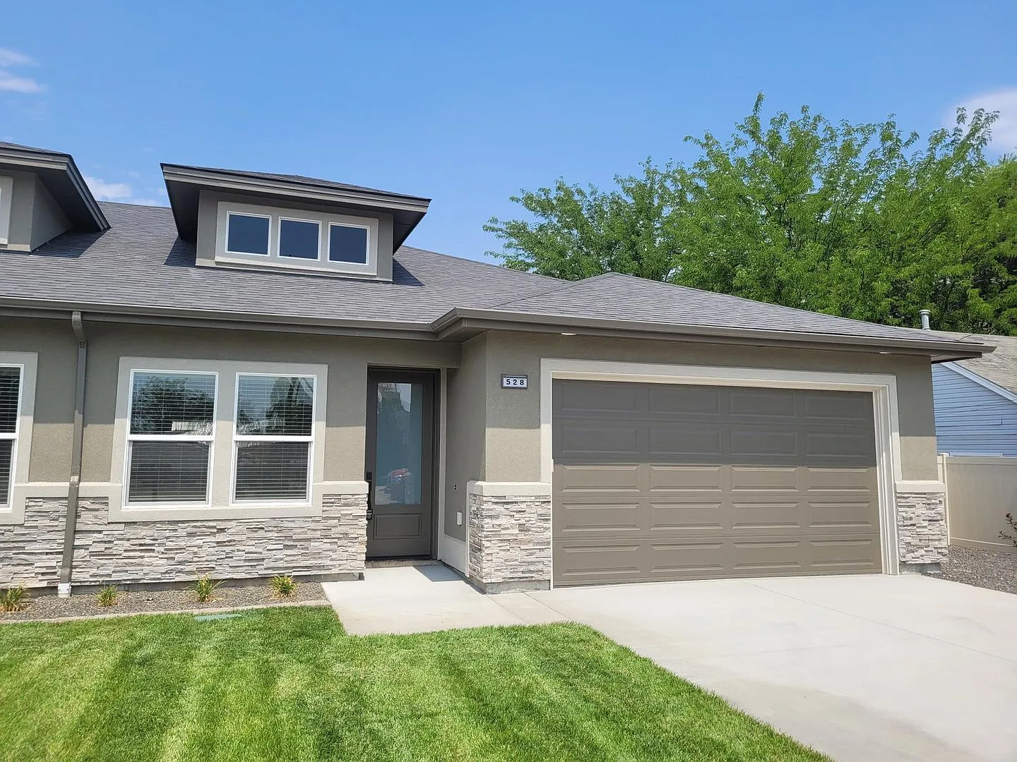 Stunning Townhome In Meridian! — Photo 1