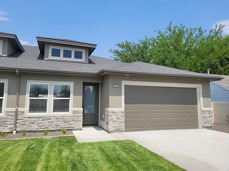 546 W Broadway Ave — Photo 1