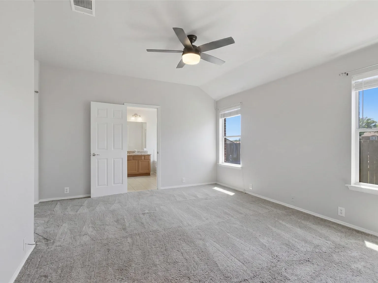 3 bed, 2.0 bath, 1668 sqft, $2,100 — Photo 4