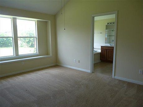 4th image of 211 Autumn Creek Ln