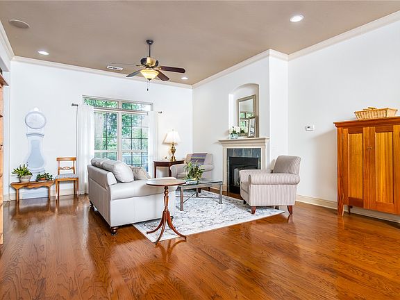 5th image of 215 Dawn Dr