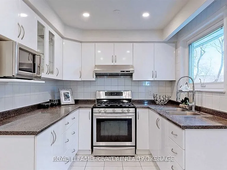17 Baroness Cres #UPPER — Photo 14