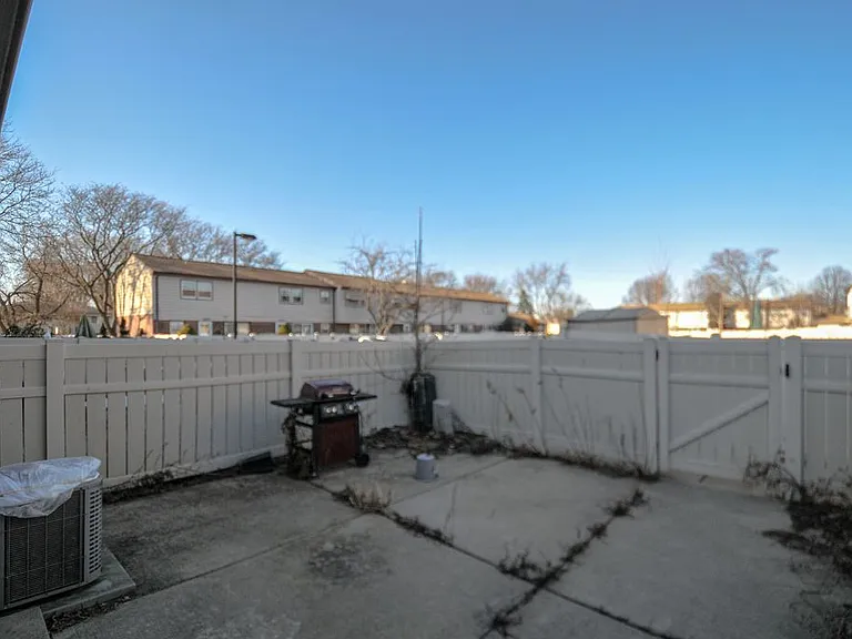 513 W Potter St — Photo 72