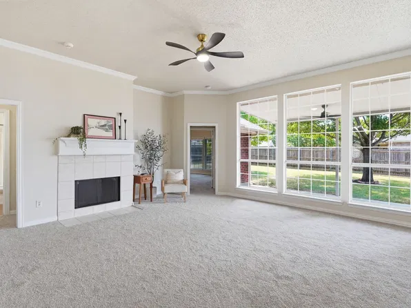 1121 SW Hillside Dr, Burleson, TX 76028