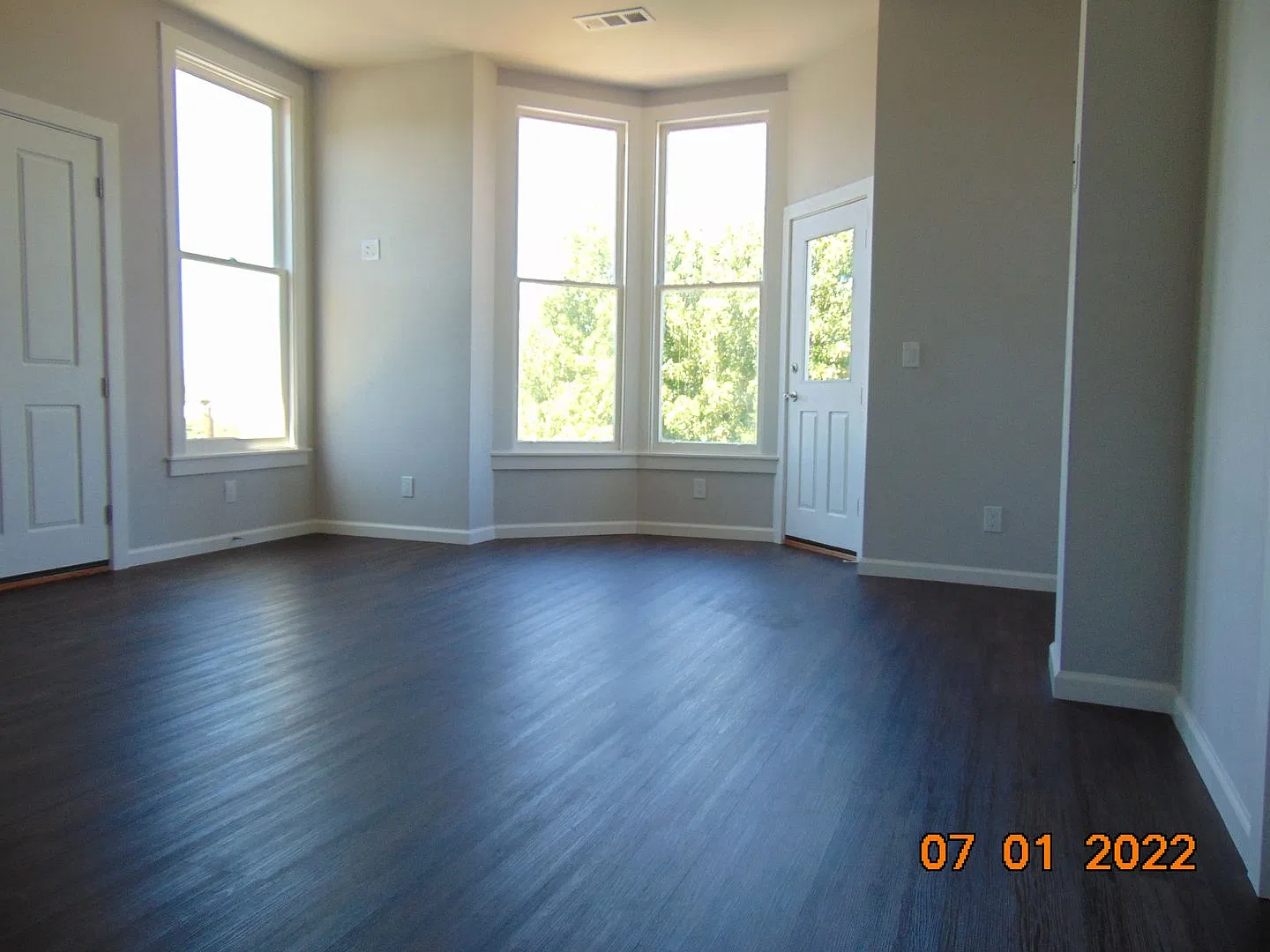 Upper Unit Remodeled Apartment in Downtown Martinez — Photo 2