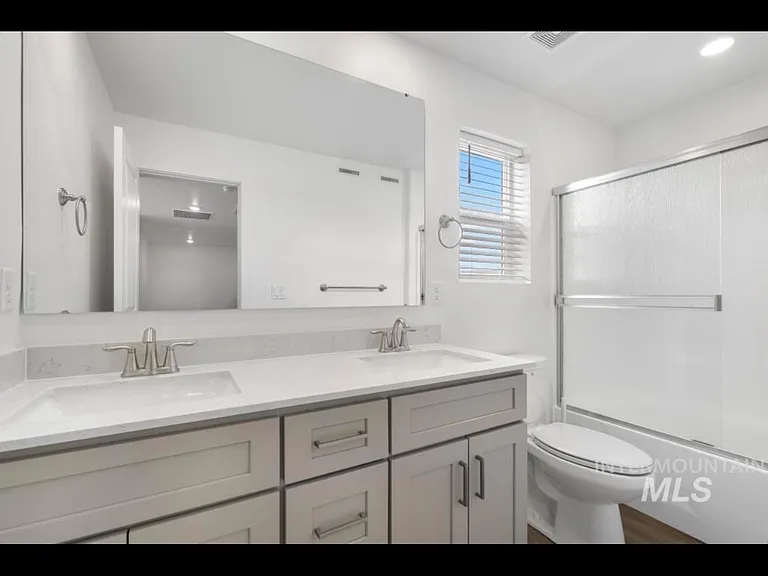 20455 Weymouth Pl — Photo 4