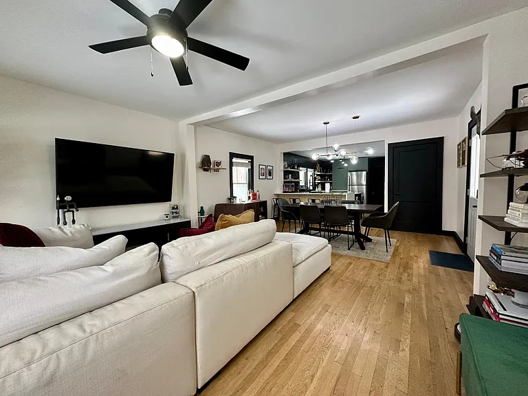 1162 Summit St — Photo 2